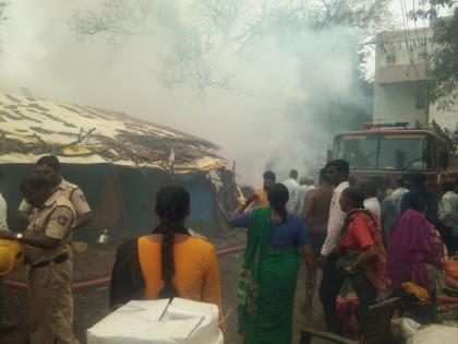 Fire in a slum area of Shivaji Park in Kolhapur, four to five houses were gutted | कोल्हापूरमधील शिवाजी पार्क परिसरातील झोपडपट्टीत आग, चार ते पाच घरे जळून खाक