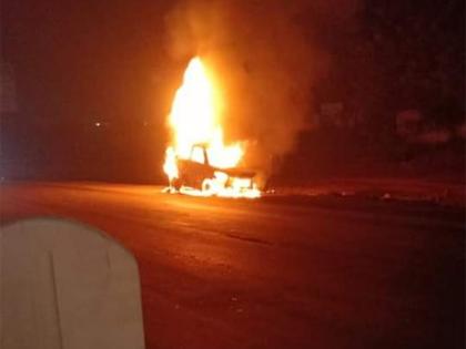 in thane the thrill of the burning car fortunately there was no loss of life | द बर्निंग कारचा थरार; आगीत चारचाकी वाहनाचे नुकसान, सुदैवाने जीवितहानी टळली