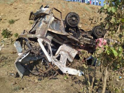 Liquor truck crashes under bridge: driver killed in fire | दारूची वाहतूक करणारा ट्रक पुलाखाली कोसळला : आगीत चालकाचा मृत्यू