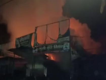 A fire broke out from a firecrackers competition, 4 shops were gutted, and the loss was worth crores | फटाके फोडण्याच्या स्पर्धेतून लागली भीषण आग, ४ दुकानं खाक, कोट्यवधींचं नुकसान