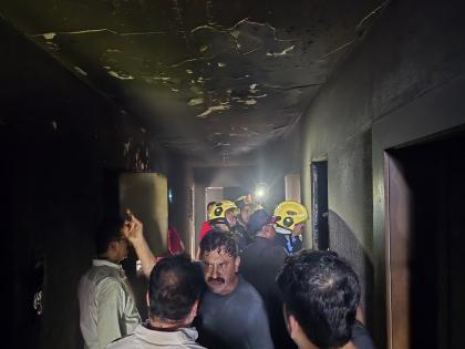 Massive fire breaks out in meter room of Vanaj Parivar Society; All meters burnt down, senior citizen, 2 children injured | वनाज परिवार सोसायटीच्या मीटर रूमला भीषण आग; सर्व मीटर जळून खाक, चौघींची बाल्कनीतून उडी Massive fire breaks out in meter room of Vanaj Parivar Society; All meters burnt down, senior citizen, 2 children injured | वनाज परिवार सोसायटीच्या मीटर रूमला भीषण आग; सर्व मीटर जळून खाक, चौघींची बाल्कनीतून उडी
