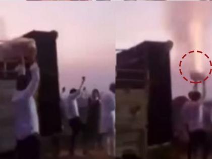 man runs with blasting fireworks, video goes viral on social media | याने फटाक्यांचा बॉक्स डोक्यावर घेतच आग लावली अन् फेकला माणसांमध्ये, लोक म्हणाले- हा तर शुद्ध वेडेपणा