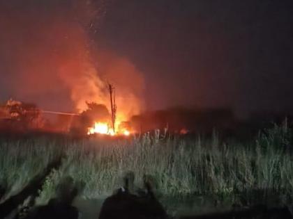 Jalgaon: Massive explosion of gas cylinders near Paroli, two cars gutted in fire | Jalgaon: पारोळ्यानजीक गॅस सिलेंडर्सचा भीषण स्फोट,आगीत दोन कार जळून खाक 