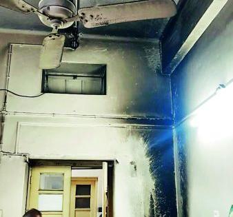 Fire in Nagpur Zilla Parishad, staff briefly rescued | नागपूर जिल्हा परिषदेत आग, कर्मचारी थोडक्यात बचावले