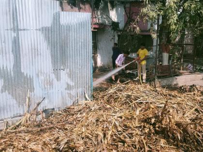 Fodder stored for cattle burnt by firecrackers; 20 to 30 thousand rupees loss | गुरांसाठी साठवून ठेवलेला चारा फटाक्यामुळे जळाला; २० ते ३० हजार रुपयांचे नुकसान