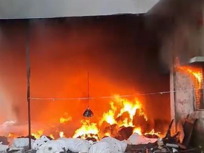 Fire at Unity Fabtex Industries Company in Mahad MIDC; Fire brigade vehicles leave | महाड एमआयडीसीमधील युनिटी फॅबटेक्स इंडीस्ट्रीज कंपनीला आग; अग्नीशमन दलाच्या गाड्या रवाना