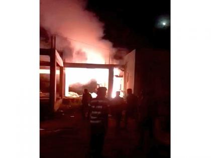 Severe fire due to short circuit in rural hospital samudrapur, loss of life was avoided due to vigilance of citizens | Wardha | ग्रामीण रुग्णालयात भीषण आग, नागरिकांच्या सतर्कतेमुळे टळला अनर्थ