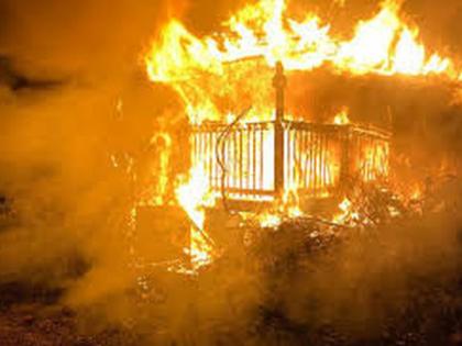 House catch fire in malkapur of Akola | मलकापुरातील घराला भीषण आग; लाखोंचे नुकसान