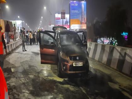 Car fire in Thane due to CNG leak, three including two women rescued | सीएनजीच्या गळतीमुळे ठाण्यात मोटारीला आग, दोन महिलांसह तिघे बचावले