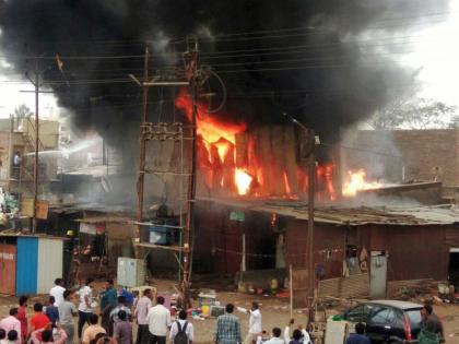 godown burns in Bharatnagar; Firefighters Brilliance sucsess | भारतनगरमध्ये लागलेल्या भीषण आगीत गुदाम जळून खाक; अग्निशामक दलाला यश godown burns in Bharatnagar; Firefighters Brilliance sucsess | भारतनगरमध्ये लागलेल्या भीषण आगीत गुदाम जळून खाक; अग्निशामक दलाला यश