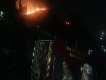 Navy Mountain Fire; Trees in 800 meter belt were burnt | नौदलाच्या डोंगराला आग; ८०० मीटर पट्ट्यातील झाडे जळून खाक