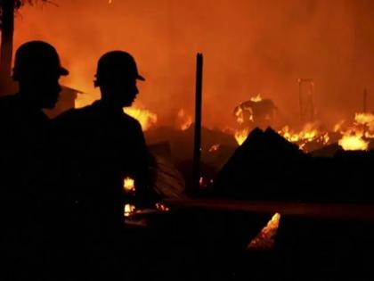 Fire breaks out at two places in city at midnight, worker rescued pune latest news | Pune: कोंढवा आणि बाणेरमध्ये मध्यरात्री आग, कामगाराची सुटका करण्यात यश