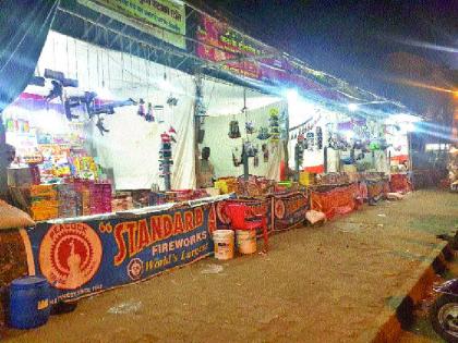 87 fireworks vendor licenses canceled | दिल्लीतील ८७ फटाके विक्रेत्यांचे परवाने रद्द