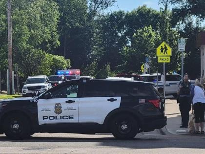 Attack on school in Minneapolis; Three dead, many students injured | मिनियापोलिस शहरातील शाळेवर हल्ला; तिघांचा मृत्यू, अनेक विद्यार्थी जखमी Attack on school in Minneapolis; Three dead, many students injured | मिनियापोलिस शहरातील शाळेवर हल्ला; तिघांचा मृत्यू, अनेक विद्यार्थी जखमी