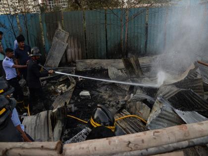 Four cylinder blast shakes Rahatni; Four huts in the labor camp were gutted by fire | चार सिलेंडरच्या स्फोटाने हादरले रहाटणी; लेबर कॅम्पमधील चार झोपड्या आगीत खाक