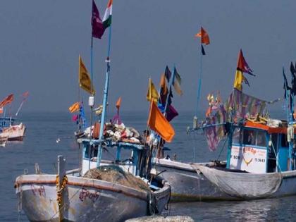Only a few boats reached the beginning of the fishing season | मोजक्याच नौकांनी गाठला मासेमारी हंगामाचा मुहूर्त, रत्नागिरीतील मिरकरवाडा येथे शुकशुकाट Only a few boats reached the beginning of the fishing season | मोजक्याच नौकांनी गाठला मासेमारी हंगामाचा मुहूर्त, रत्नागिरीतील मिरकरवाडा येथे शुकशुकाट