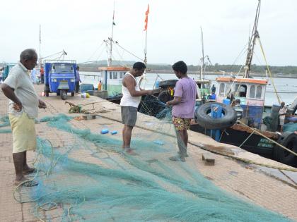 Ratnagiri: The fishing started, on the very first day many boats deep sea | रत्नागिरी : मासेमारी सुरु, पहिल्याच दिवशी अनेक नौका खोल समुद्रात