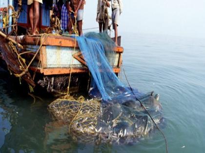 Fishermen are in financial crisis due to stoppage of fishing | मासेमारी ठप्प झाल्याने मच्छीमार आर्थिक संकटात