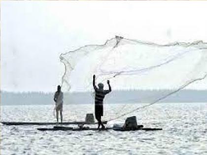 Last two days of fishing season, Fishing boats on the beach | मासेमारी हंगामाचे उरले अखेरचे दाेनच दिवस, नौका किनारी घेण्यासाठी मच्छिमारांची लगबग