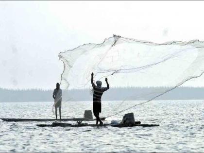 Due to unseasonal rain, fishermen suffered losses | अवकाळी पावसामुळे मच्छिमारांचे झाले नुकसान