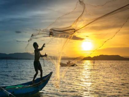 Fishermen's association warns of agitation over plans to destroy traditional fishermen and open up fishing grounds for private companies | पारंपरिक मच्छिमारांना उद्ध्वस्त करून खाजगी कंपन्यांना मासेमारीसाठी रान मोकळे करण्याचा घाट; मच्छीमार संघटनेचा आंदोलनाचा इशारा Fishermen's association warns of agitation over plans to destroy traditional fishermen and open up fishing grounds for private companies | पारंपरिक मच्छिमारांना उद्ध्वस्त करून खाजगी कंपन्यांना मासेमारीसाठी रान मोकळे करण्याचा घाट; मच्छीमार संघटनेचा आंदोलनाचा इशारा