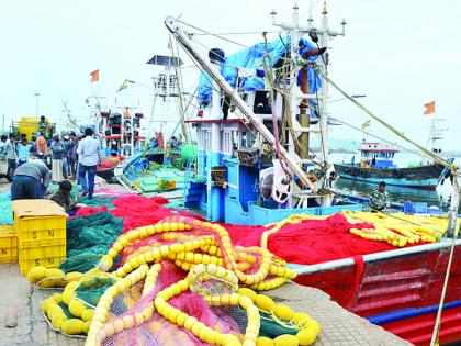 Luckily, the fishing boat at Sakhartar survived | साखरतर‌ येथील मासेमारी नौका सुदैवाने बचावली