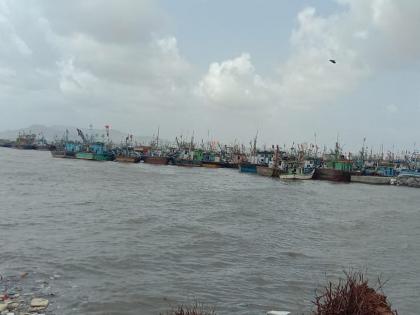 Raigad: Thousands of fishing boats flock to Sassoondock, Karanja-Mora-Kasara harbor for fishing to begin from August 1 | Raigad: १ ऑगस्टपासून सुरू होणाऱ्या मासेमारीसाठी ससुनडॉक, करंजा-मोरा-कसारा बंदरात हजारो मच्छीमार बोटींची लगबग 