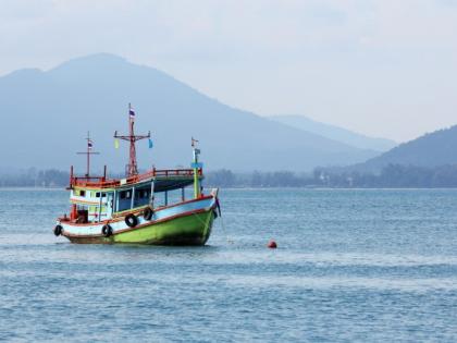 Boat capsized by storm, 15 fishermen rescued | वादळीवाऱ्याने बोट बुडाली, १५ मच्छीमार बचावले