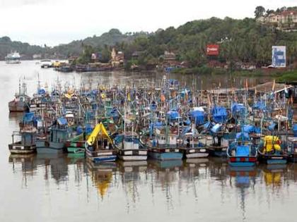 Break up illegal fishing boats during monsoon ban period, Fisheries Commissioner orders | पावसाळी बंदी कालावधीत अवैध मासेमारी करणाऱ्या बोटी तोडून टाका, मत्स्यव्यवसाय आयुक्तांचे आदेश