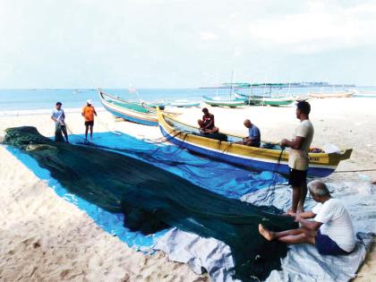 Traditional fishermen start premature packing | व्यावसायिकांच्या पदरी निराशा, पारंपरिक मच्छिमारांचे मुदतपूर्वच पॅकप  सुरू