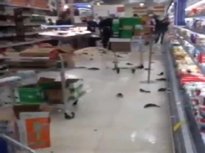 Video: Supermarket flooded, fishes came with water | Video: सुपरमार्केट जलमय, पाण्यासोबत आलेल्या माशांवर नागरिकांनी मारला ताव