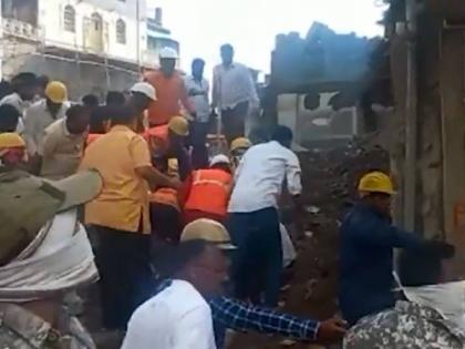 Five people have died in a collapsed building in Amravati | अमरावतीतील अतिशिकस्त इमारत कोसळली, पाच जण जागीच ठार 