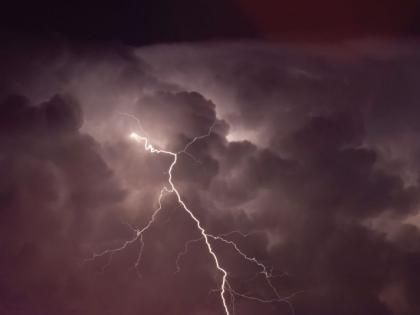 Five women injured in lightning strike at Nihida | निहिदा येथे घरावर विज कोसळून पाच महिला जखमी!