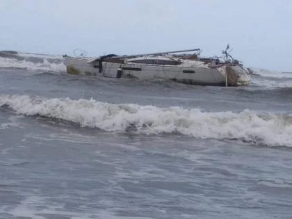 The boat found on the Harihareshwar beach is still stuck in the sand. | मुंबईसह महाराष्टाला हादरवरुन टाकणारी बोट नेमकी कशी भरकटली?; नेमकं काय घडलं, पाहा घटनाक्रम