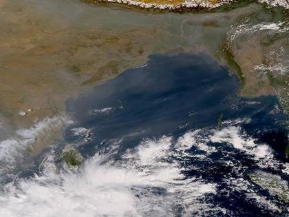 Storms forming in the Bay of Bengal are approaching Maharashtra; It will be cloudy | बंगालच्या उपसागरात तयार हाेणारे वादळ महाराष्ट्राकडे घाेंगावतंय; ढगाळ वातावरण राहणार