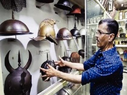 A collection of over three thousand wartime helmets, hats, turbans; The house became a museum | तब्बल तीन हजार युद्धकालीन शिरस्त्राण, टोप्या, पगड्यांचा संग्रह; घराचे झाले संग्रहालय