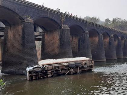 Accident on Mumbai-Goa highway; The container fell directly into the river from the bridge, killing 2 people on the spot | मुंबई - गोवा महामार्गावर भीषण अपघात; ब्रिजवरून कंटेनर थेट नदीत कोसळला, २ जणांचा जागीच मृत्यू 