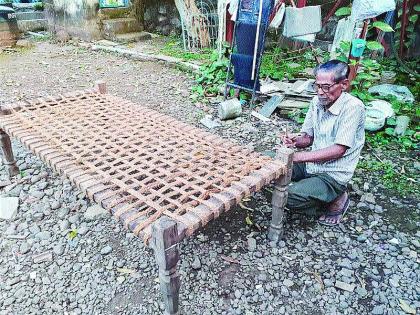 Ibrahim in Dasgaon, the art of weaving | दासगावमधील इब्राहिम यांनी जपली बाज विणण्याची कला