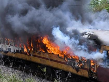 Telangana, Howrah Secunderabad Falaknuma Express caught fire, No injury was reported | VIDEO: फलकनुमा एक्सप्रेसला भीषण आग, प्रवाशांनी उड्या मारुन वाचवले जीव...