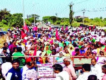 Tribal front of the office of the Superintendent of Police on Friday to protest against the crackdown by the police officers. | पोलीस अधिका-यांनी केलेल्या धक्काबुक्की व अपशब्दांच्या निषेधार्थ आज पोलीस अधीक्षक कार्यालयावर आदिवासींचा मोर्चा