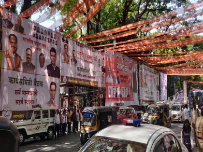 Flex in the vicinity of BJP executive meeting in Pune Municipality unaware of permission | पुण्यात भाजप कार्यकारणी बैठकीच्या परिसरात फ्लेक्सबाजी; परवानगीबाबत पालिका अनभिज्ञ