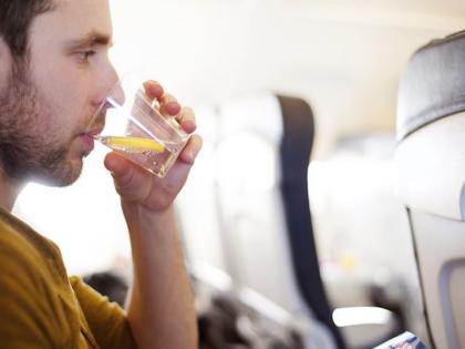 Various side effects of drinking alcohol during flight journey | आरोग्यासाठी चांगलं नाही विमानात अल्कोहोलचं सेवन करणं, जाणून घ्या तोटे!