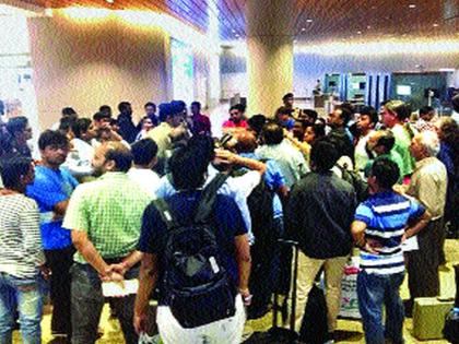 On air travel, on the pre-departure of the traffic, the inconvenience of more than 500 passengers | विमान प्रवासी वा-यावर, वाहतूक मात्र पूर्वपदावर, ५०० पेक्षा जास्त प्रवाशांची असुविधा