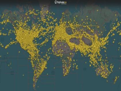 Sky filled with planes, 'no fly zones' in three places Photo of global air traffic goes viral amid global tension | Global Air Traffic : आकाश विमानांनी भरले, तीन ठिकाणी 'नो फ्लाय झोन'; जागतिक तणावादरम्यान जागतिक हवाई वाहतुकीचा फोटो व्हायरल