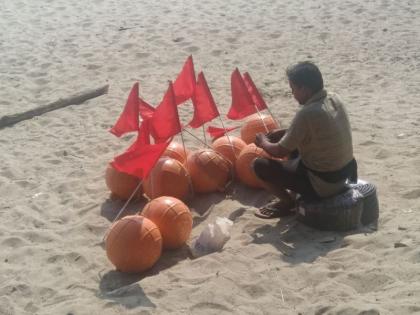 floating buoys on all beaches in Alibaug | रायगडमधील सर्व बीचेसवर समुद्रात फ्लोटिंग बोयाज