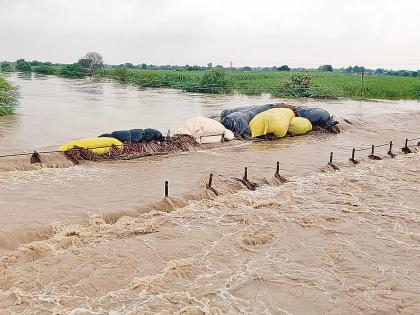 Latur: धोका टळला! मांजरा नदीच्या पुरात अडकलेले तिघे २४ तासांनंतर घरी परतले - Marathi News | Latur: Danger averted! Three stranded in Manjara river flood return home after 24 hours | Latest latur News at Lokmat.com Latur: धोका टळला! मांजरा नदीच्या पुरात अडकलेले तिघे २४ तासांनंतर घरी परतले - Marathi News | Latur: Danger averted! Three stranded in Manjara river flood return home after 24 hours | Latest latur News at Lokmat.com