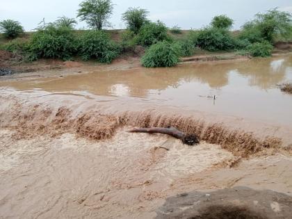 Pathar river floods; Panori-Danori village lost contact An alternative route was also taken | पठार नदीला पूर; पनोरी-दनोरी गावाचा संपर्क तुटला! पर्यायी रस्ताही गेला वाहून