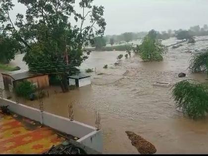 Buldhana: 150 citizens of Kathargaon Pimpri trapped in flood, villagers took shelter on the roof of the house | Buldhana: काथरगाव पिंप्री येथील १५० नागरिक पुरात अडकले, ग्रामस्थांनी घराच्या छतावर घेतला आसरा