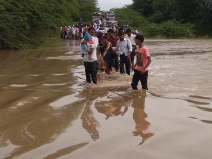 The villagers made a 'human chain' through the river Indrayani | इंद्रायणी नदीच्या पुरातून 'मानवी साखळी' करून ग्रामस्थांनी काढला मार्ग 