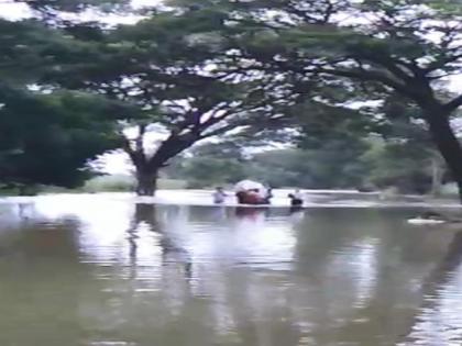 Young Men shown Humanity; death body taken on shoulder from flood water | जिगरबाज तरुणांनी जपली माणुसकी; पुराच्या पाण्यातून खांद्यावरून नेला मृतदेह